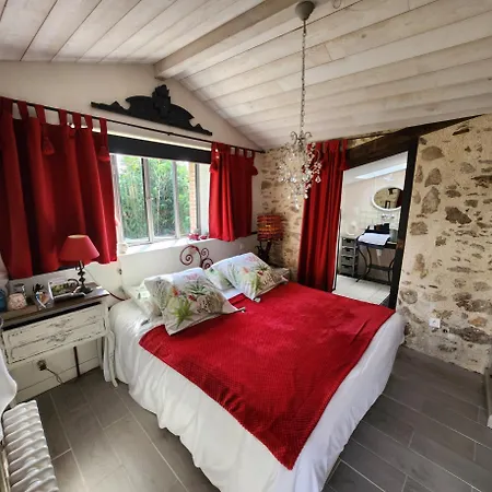 Les De La Forge Des Collines Bed & Breakfast 3*