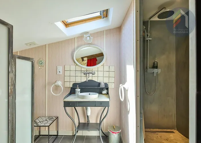 莱斯德拉佛支德科林斯旅馆 住宿加早餐酒店 莱塞比耶