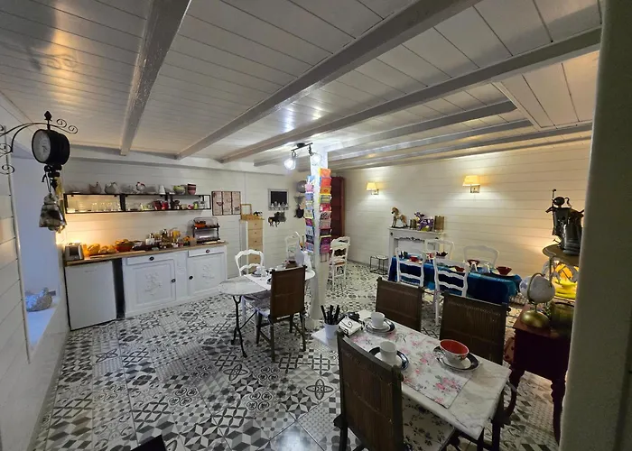 莱斯德拉佛支德科林斯旅馆 住宿加早餐酒店 莱塞比耶