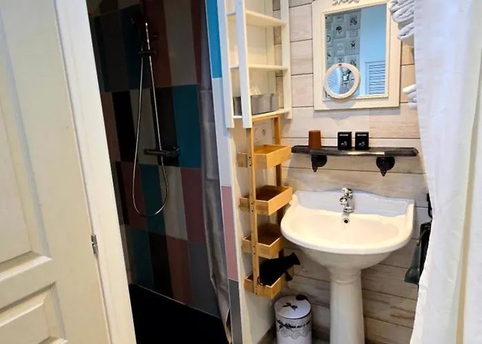 莱斯德拉佛支德科林斯旅馆 莱塞比耶