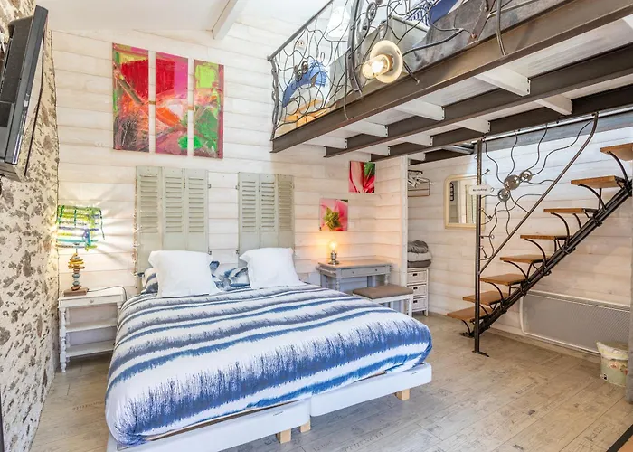 莱斯德拉佛支德科林斯旅馆 3* 莱塞比耶